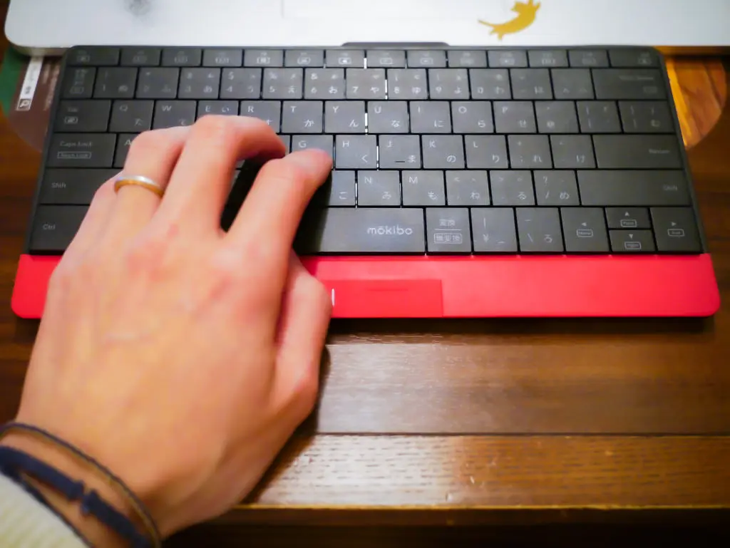 mokibo タッチパッド搭載キーボード　赤　カバーセット mokibo】キーボードがタッチパッドになる新感覚スマホ用